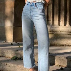 Levi’s Light Wash Ribcage Straight Jeans